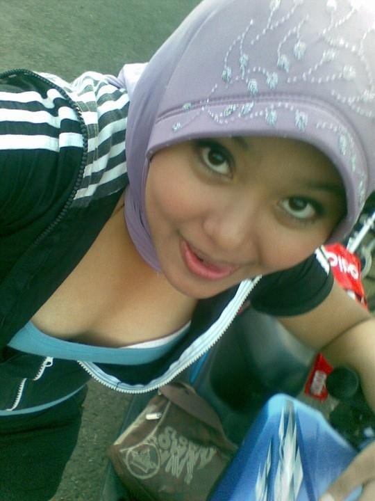 Buka Folder Foto Bugil belahan dada jilbab abg.jpg